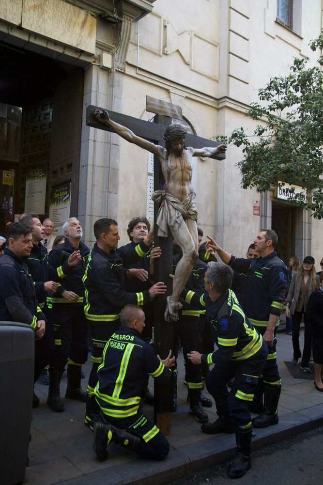 Bomberos de Madrid con el Cristo de los Niños