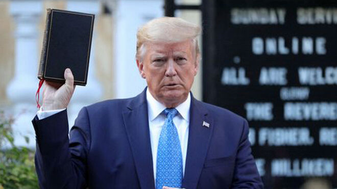 Donald Trump, con la biblia