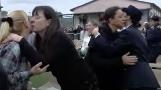 Detenidas y personal penitenciario se dan la paz