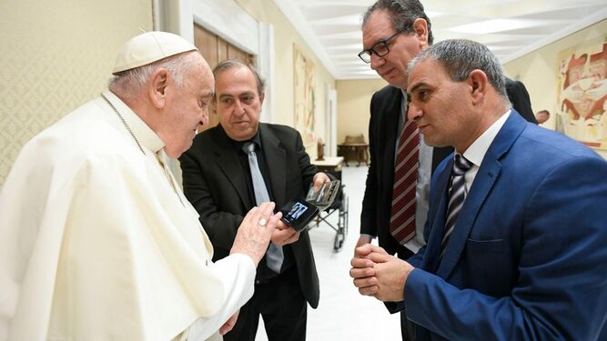 Rami y Bassam con el Papa antes de la audiencia general