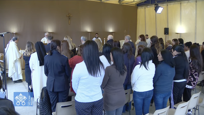 Reclusas en la Misa in coena Domini en la cárcel femenina de Rebbibia, en Roma