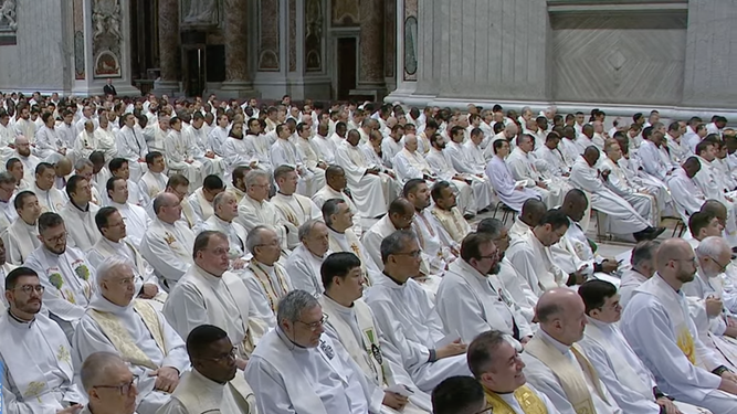 Sacerdotes asistentes a la misa crismal en la basílica de San Pedro