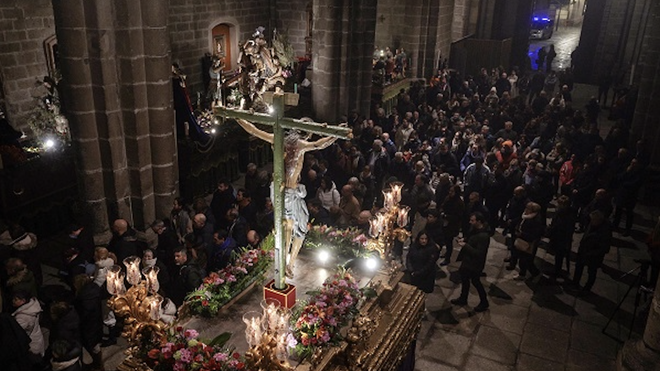 Vía crucis en el interior de la catedral abulense