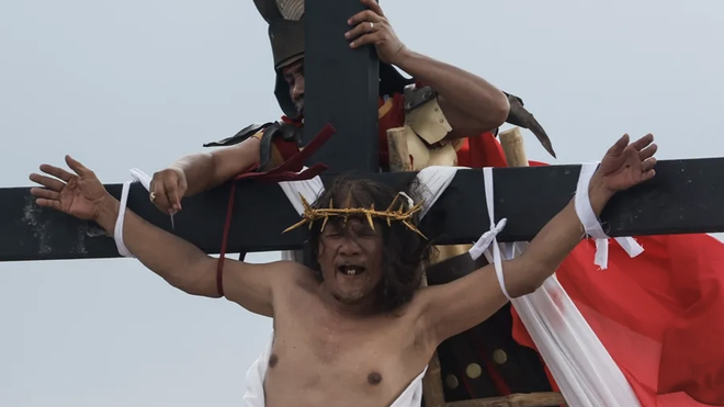 El filipino Rubén Enaje, que recrea a Jesucristo en la crucifixión
