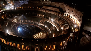 El Coliseo, con la cruz para acoger las estaciones penitenciales del Vía Crucis