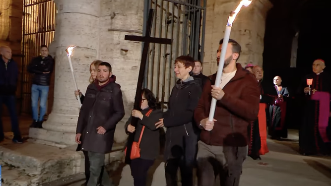 Estación del Vía Crucis en el Coliseo