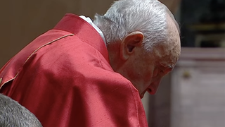 Francisco, en oración, durante la Pasión del Señor