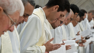 Sacerdotes durante la Misa Crismal del Papa