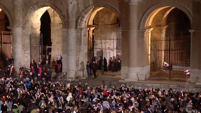 Vía Crucis en el Coliseo