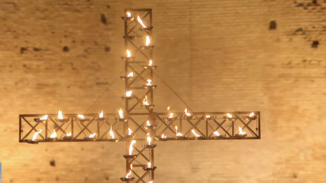 La cruz, en el Coliseo romano