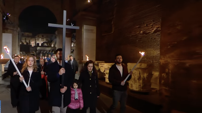 Una de las estaciones del Vía Crucis en el Coliseo