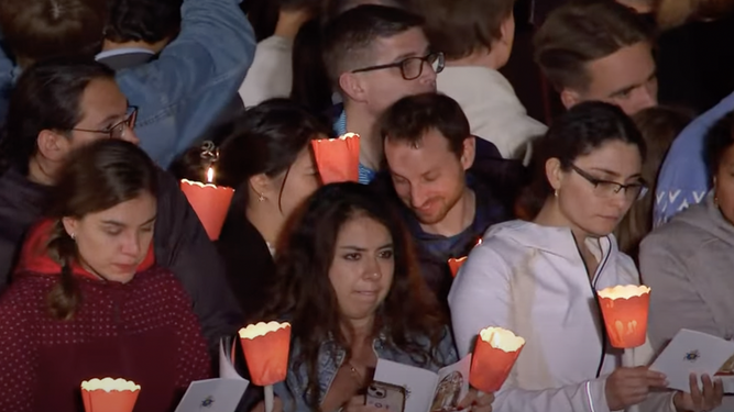 Un grupo de mujeres sigue el Vía Crucis en el Coliseo