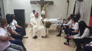 Monseñor Acero lava los pies a 12 mujeres presas