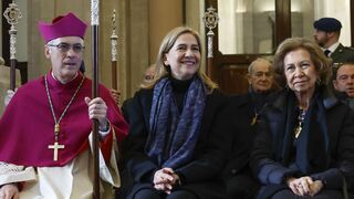 La reina Sofia y la infanta Cristina, con el arzobispo castrense, Juan Antonio Aznárez