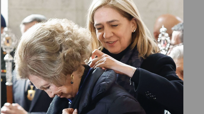 La infanta Cristina coloca la medalla de la cofradía de los Alabarderos a la reina Sofía