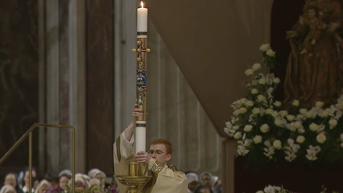 Colocación del cirio pascual en el altar