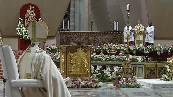 El Papa, ante el cirio pascual