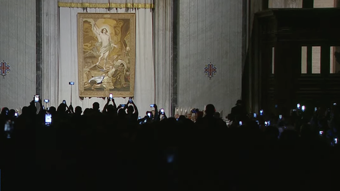Tapiz de Cristo Resucitado en una basílica de san Pedro a oscuras