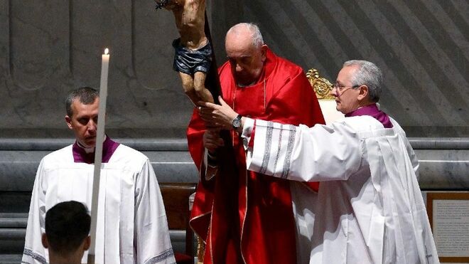 El Viernes Santo, Francisco presidió la Pasión del Señor
