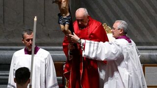 El Viernes Santo, Francisco presidió la Pasión del Señor