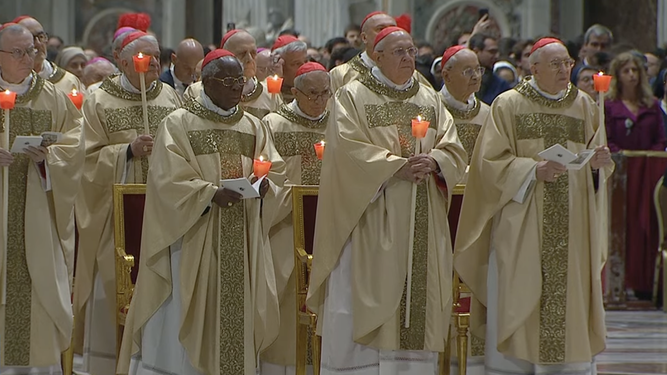 Un grupo de cardenales en la vigilia del Sábado Santo