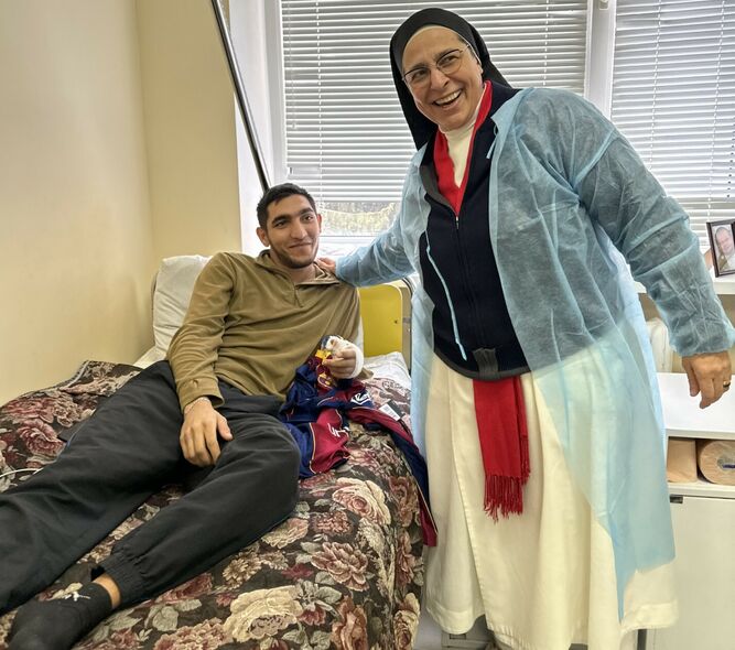 Sor Lucía, con uno de los enfermos