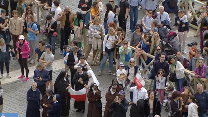Fieles esperan en Regina Coeli del Papa