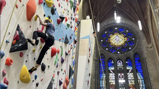 Escalada en la antigua iglesia de San Antonio de Padua, en Bruselas