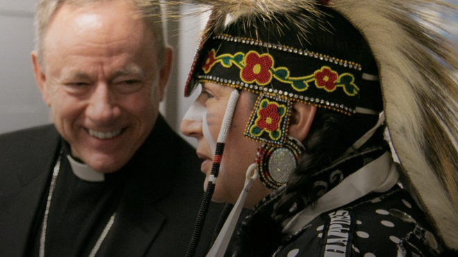 El arzobispo de Vancouver J. Michael Miller, con un jefe indígena