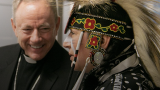 El arzobispo de Vancouver J. Michael Miller, con un jefe indígena