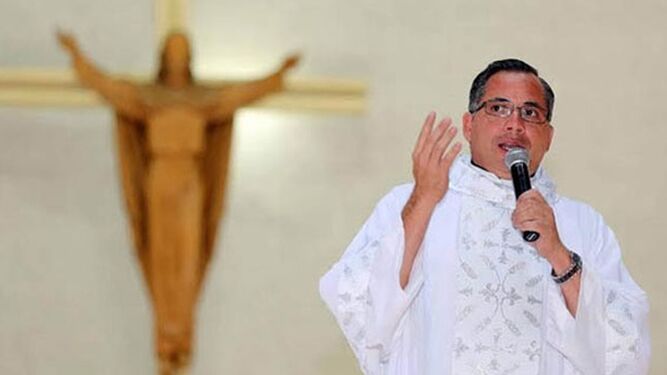 P. Héctor Treminio, sacerdote nicaragüense exiliado en Granada