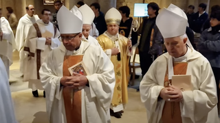 El obispo Isidoro Mora (izquierda), con Julián Barrio y el arzobispo Prieto en la catedral de Compostela