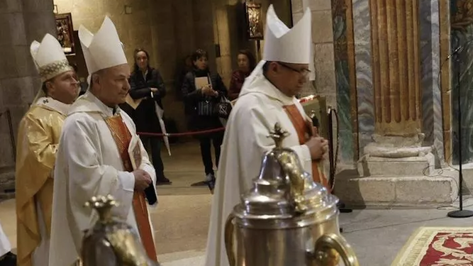 El obispo Mora, en la catedral de Santiago, delante de monseñor Agrelo y monseñor Prieto, el arzobispo compostelano