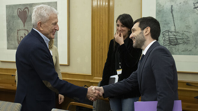 El ministro Pablo Bustinduy, con el presidente de Cáritas, Manuel Bretón