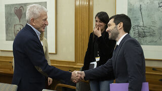 El ministro Pablo Bustinduy, con el presidente de Cáritas, Manuel Bretón