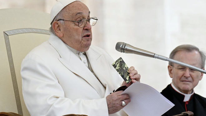 El Papa muestra el nuevo Testamento del soldado muerto en Ucrania