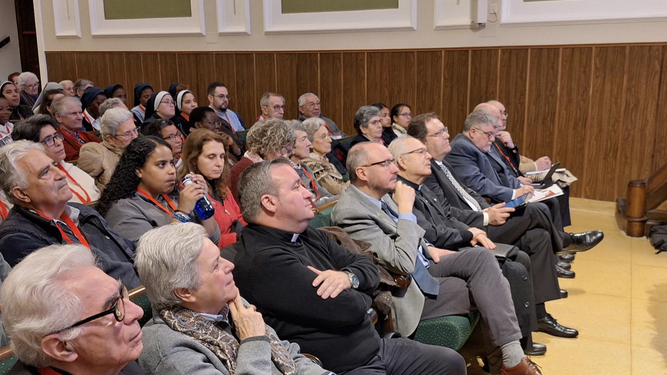 Asistentes a la conferencia de Luis Marín