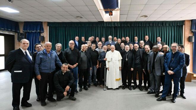 Francisco, con los curas de la periferia romana