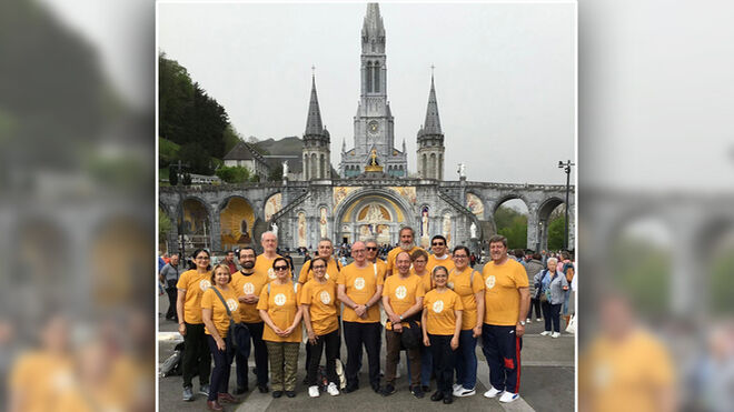 Miembros de la comunidad universitaria de la UPSA en el santuario de Lourdes