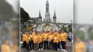 Miembros de la comunidad universitaria de la UPSA en el santuario de Lourdes