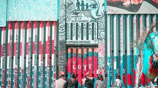 Una familia de inmigrantes ante el muro con EEUU