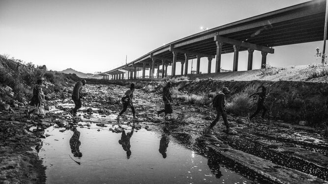 Niños cruzando el río de México