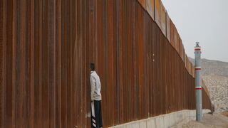 Un menor en el muro de México