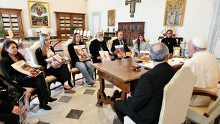 Francisco recibe a un grupo de familiares de rehenes israelíes