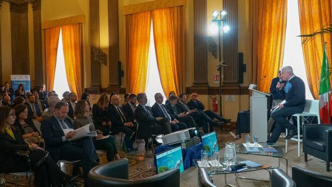 A la derecha, Pierluigi Sassi, Presidente del Día de la Tierra Italia