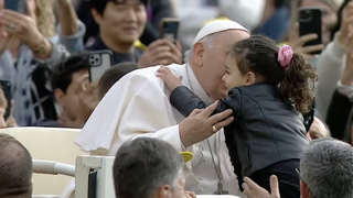 El Papa besa a una niña en la audiencia general