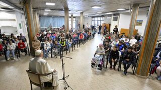 Francisco se encuentra con 200 niños y hace de catequista