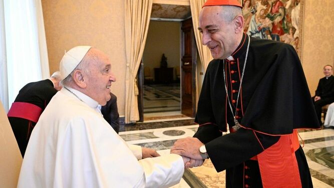El cardenal Fernández, prefecto de Doctrina de la Fe, saluda al papa Francisco