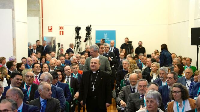 El arzobispo Francisco Prieto, seguido por Alfonso Rueda, presidente de la Xunta