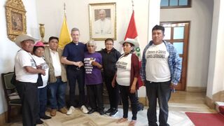 Marcelino Ynga con Jordi Bertomeu y otros miembros de la comunidad de Catacaos